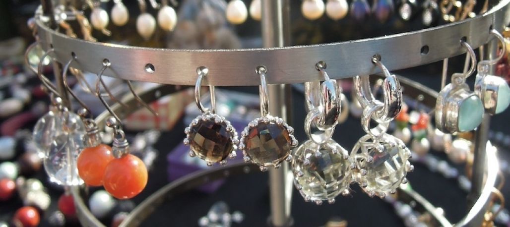 Diverse Ohrringe: Edelsteine, Perlen, Silber und vergoldete Stecker
